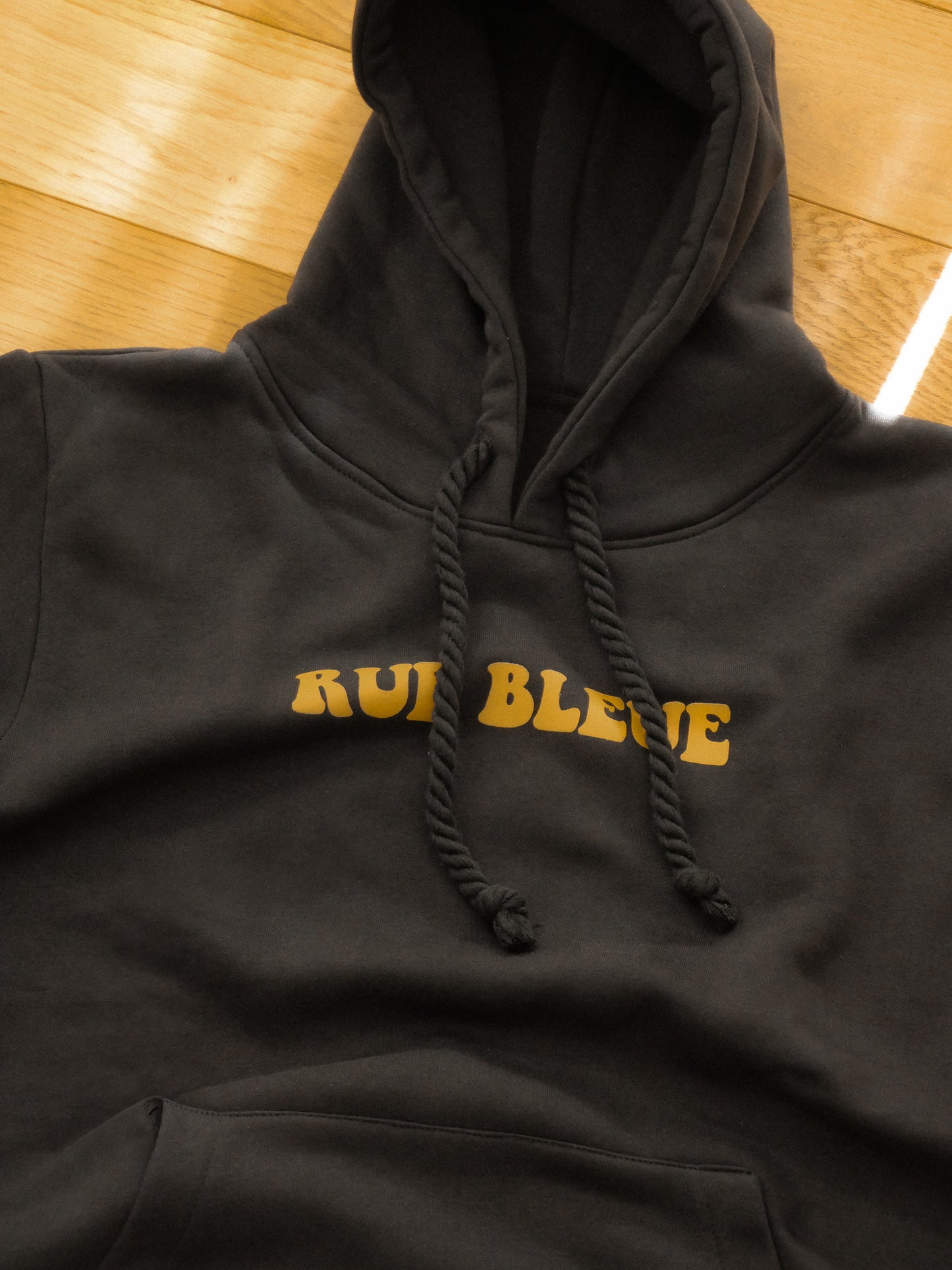 Le hoodie Rue Bleue x Flora